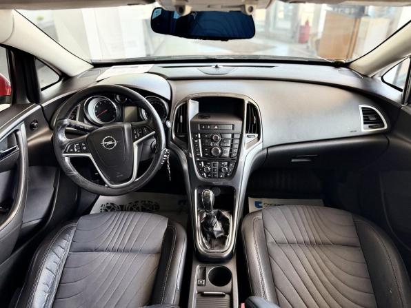 Opel Astra J Рестайлинг с пробегом 2012 года, цена 703 000 рублей, 297000 км, седан, Автокод Объявления