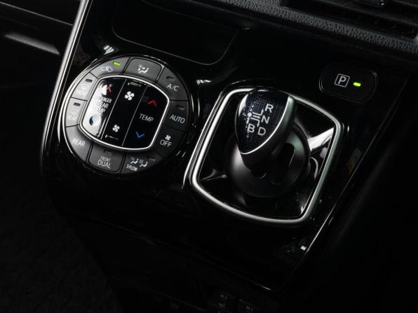 Toyota Noah III (R80) Рестайлинг с пробегом 2018 года, цена 2 349 000 рублей, 120279 км, минивэн, Автокод Объявления