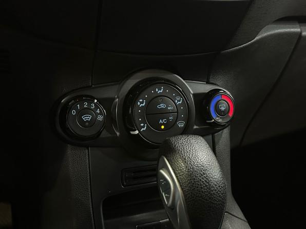 Ford Fiesta Mk6 Рестайлинг с пробегом 2015 года, цена 829 990 рублей, 106132 км, седан, Автокод Объявления
