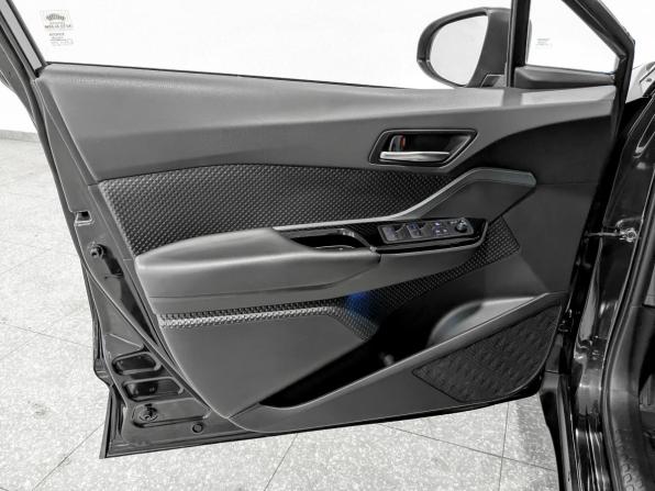 Toyota C-HR I Рестайлинг с пробегом 2021 года, цена 2 270 000 рублей, 157486 км, внедорожник, Автокод Объявления