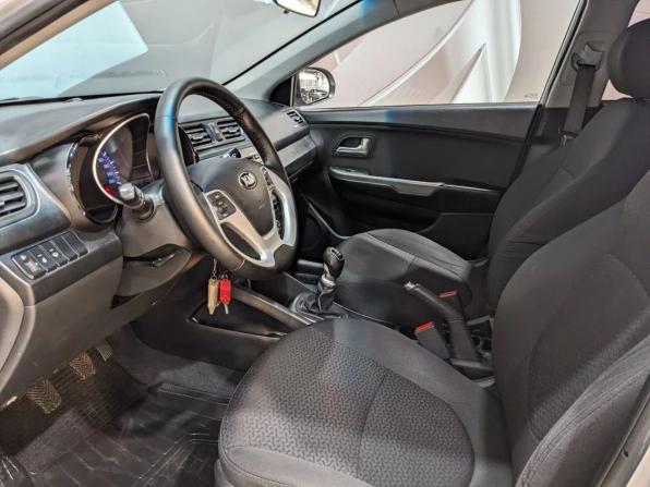 Kia Rio III Рестайлинг с пробегом 2015 года, цена 870 000 рублей, 135700 км, седан, Автокод Объявления