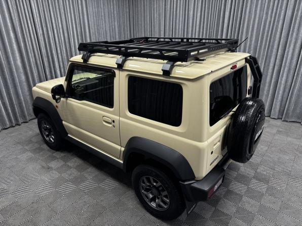 Suzuki Jimny IV с пробегом 2022 года, цена 2 550 000 рублей, 28878 км, внедорожник, Автокод Объявления