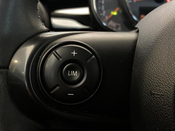 Mini Hatch III (F55/F56) Рестайлинг с пробегом 2019 года, цена 2 650 000 рублей, 15057 км, хэтчбек, Автокод Объявления