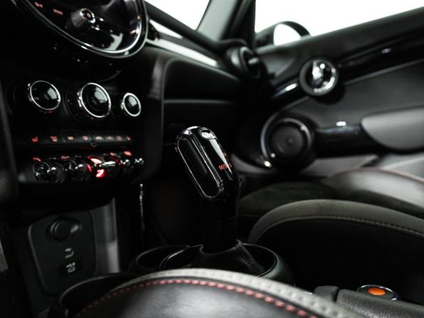 Mini Hatch III (F55/F56) Рестайлинг 2 с пробегом 2021 года, цена 2 899 700 рублей, 40133 км, хэтчбек, Автокод Объявления