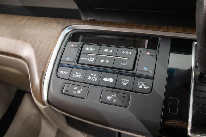 Honda Stepwgn V с пробегом 2015 года, цена 1 799 000 рублей, 139000 км, минивэн, Автокод Объявления