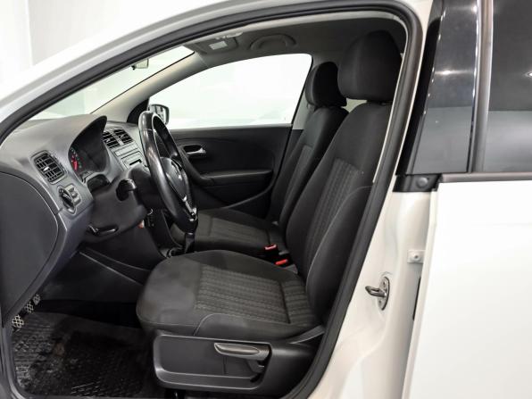 Volkswagen Polo V Рестайлинг с пробегом 2017 года, цена 1 000 000 рублей, 63560 км, седан, Автокод Объявления