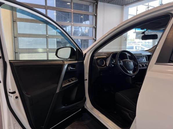 Toyota RAV4 IV (XA40) Рестайлинг с пробегом 2016 года, цена 1 899 000 рублей, 380274 км, внедорожник, Автокод Объявления