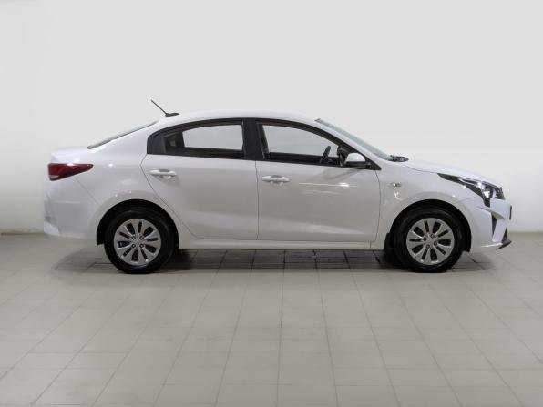 Kia Rio IV Рестайлинг с пробегом 2021 года, цена 1 690 000 рублей, 35810 км, седан, Автокод Объявления