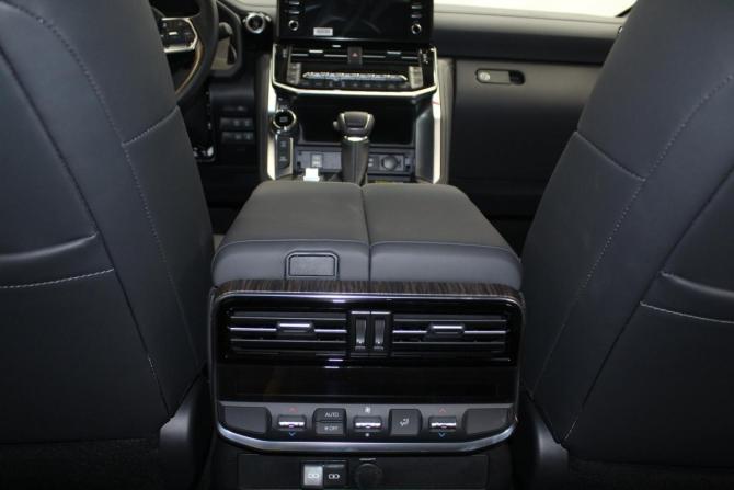 Toyota Land Cruiser 300 Series с пробегом 2021 года, цена 15 000 000 рублей, 400 км, внедорожник, Автокод Объявления
