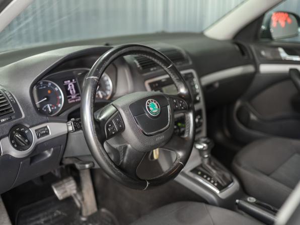 Skoda Octavia II (A5) Рестайлинг с пробегом 2013 года, цена 1 159 000 рублей, 137670 км, лифтбек, Автокод Объявления