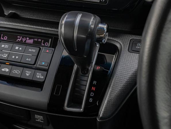 Honda Stepwgn V Рестайлинг с пробегом 2018 года, цена 2 200 000 рублей, 109292 км, минивэн, Автокод Объявления
