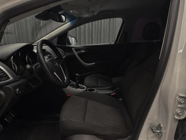 Opel Astra J с пробегом 2012 года, цена 599 000 рублей, 220000 км, хэтчбек, Автокод Объявления
