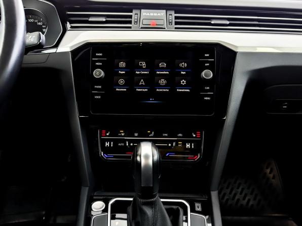Volkswagen Passat B8 Рестайлинг с пробегом 2021 года, цена 2 490 000 рублей, 90268 км, седан, Автокод Объявления