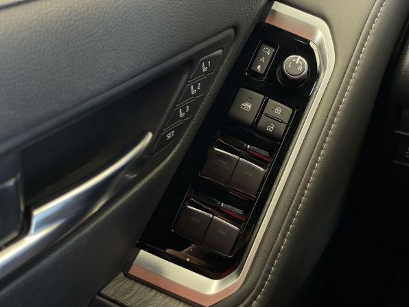 Toyota Land Cruiser 300 Series с пробегом 2021 года, цена 10 987 000 рублей, 64929 км, внедорожник, Автокод Объявления