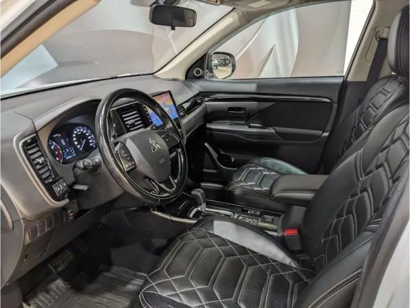Mitsubishi Outlander III Рестайлинг 3 с пробегом 2021 года, цена 2 345 000 рублей, 117280 км, внедорожник, Автокод Объявления