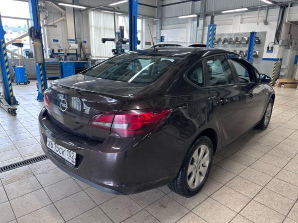 Opel Astra J Рестайлинг с пробегом 2013 года, цена 670 000 рублей, 236940 км, седан, Автокод Объявления