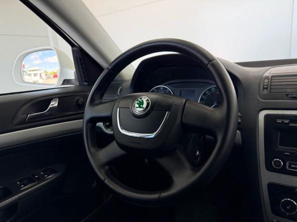 Skoda Octavia II (A5) Рестайлинг с пробегом 2012 года, цена 1 050 000 рублей, 137170 км, лифтбек, Автокод Объявления