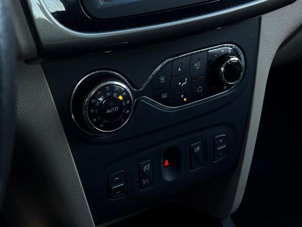 Renault Logan II с пробегом 2015 года, цена 859 700 рублей, 55956 км, седан, Автокод Объявления