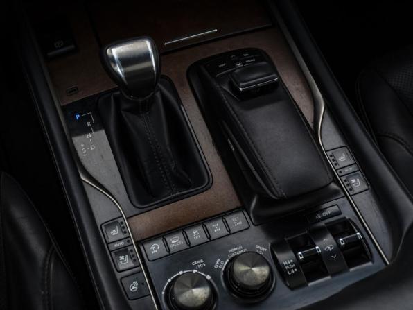 Lexus LX III Рестайлинг 2 с пробегом 2017 года, цена 5 869 000 рублей, 180000 км, внедорожник, Автокод Объявления