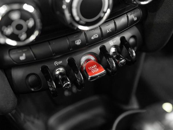 Mini Hatch III (F55/F56) с пробегом 2017 года, цена 1 540 000 рублей, 148677 км, хэтчбек, Автокод Объявления