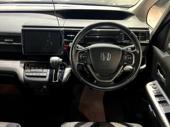 Honda Stepwgn V Рестайлинг с пробегом 2018 года, цена 2 300 000 рублей, 89273 км, минивэн, Автокод Объявления
