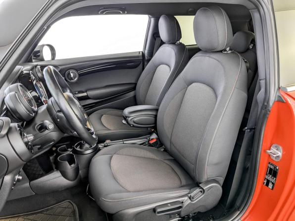 Mini Hatch III (F55/F56) Рестайлинг с пробегом 2021 года, цена 2 550 000 рублей, 66313 км, хэтчбек, Автокод Объявления