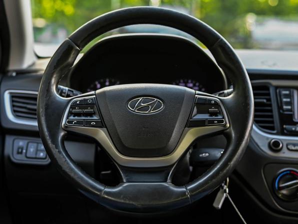 Hyundai Solaris II с пробегом 2017 года, цена 640 000 рублей, 318548 км, седан, Автокод Объявления