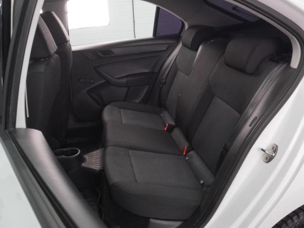 Skoda Rapid I с пробегом 2015 года, цена 1 060 000 рублей, 44348 км, лифтбек, Автокод Объявления