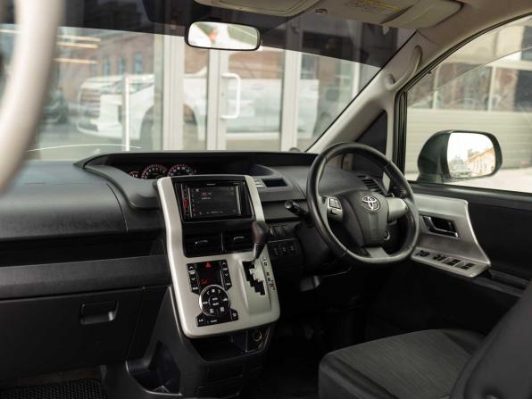 Toyota Voxy II (R70) Рестайлинг с пробегом 2011 года, цена 1 260 000 рублей, 246165 км, минивэн, Автокод Объявления