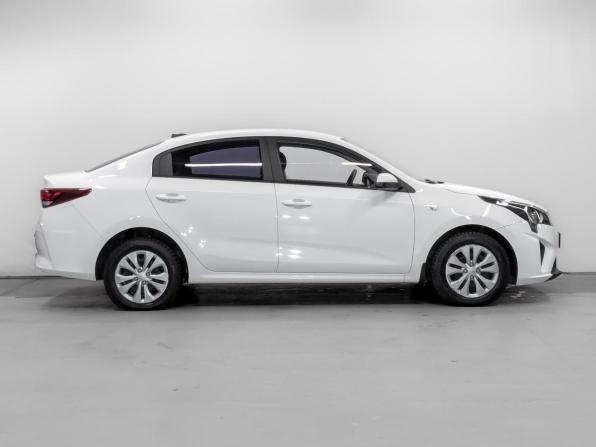 Kia Rio IV Рестайлинг с пробегом 2021 года, цена 1 725 000 рублей, 35989 км, седан, Автокод Объявления