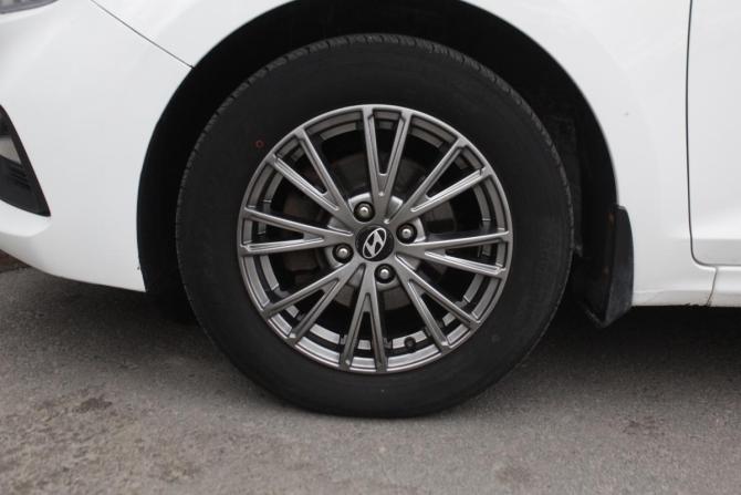 Hyundai Solaris II с пробегом 2018 года, цена 880 000 рублей, 201352 км, седан, Автокод Объявления