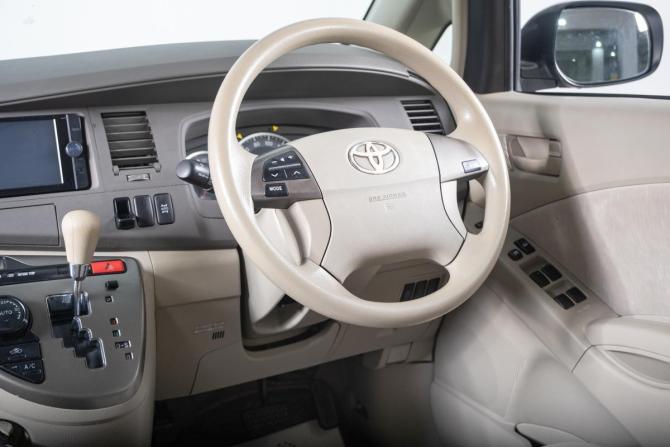 Toyota ISis I Рестайлинг с пробегом 2009 года, цена 1 229 000 рублей, 135000 км, компактвэн, Автокод Объявления