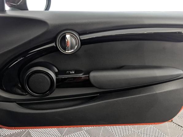 Mini Hatch III (F55/F56) Рестайлинг с пробегом 2021 года, цена 2 300 000 рублей, 57123 км, хэтчбек, Автокод Объявления