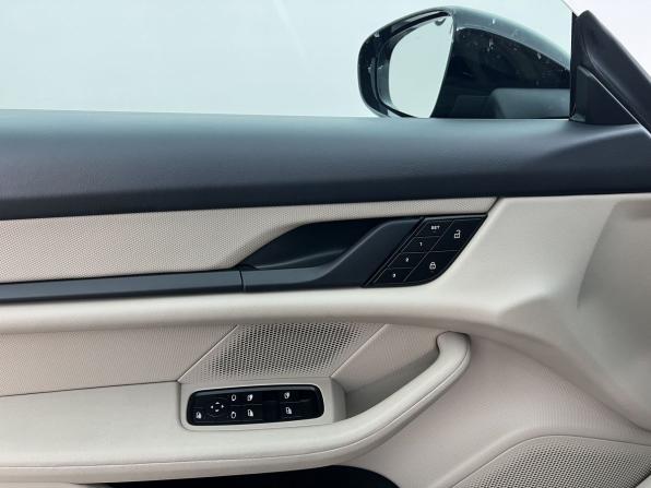 Porsche Taycan I с пробегом 2022 года, цена 9 990 000 рублей, 27300 км, универсал, Автокод Объявления