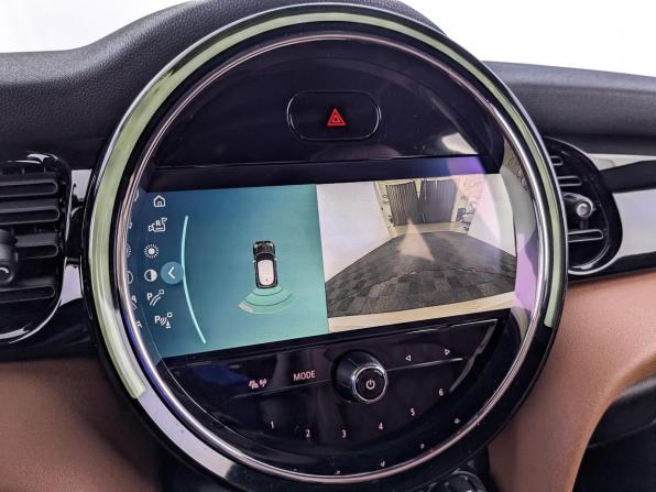 Mini Hatch III (F55/F56) Рестайлинг 2 с пробегом 2021 года, цена 2 335 000 рублей, 78539 км, хэтчбек, Автокод Объявления
