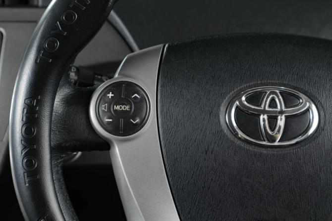 Toyota Prius III Рестайлинг (XW30) с пробегом 2013 года, цена 1 279 000 рублей, 300000 км, лифтбек, Автокод Объявления