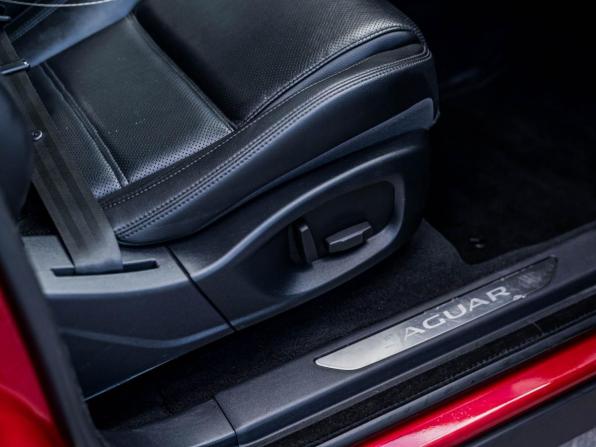 Jaguar E-Pace I с пробегом 2018 года, цена 1 990 000 рублей, 215253 км, внедорожник, Автокод Объявления