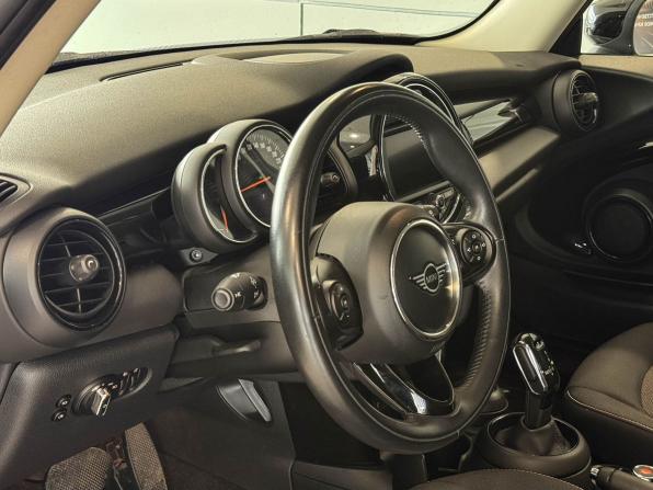 Mini Hatch III (F55/F56) Рестайлинг с пробегом 2019 года, цена 1 655 000 рублей, 48086 км, хэтчбек, Автокод Объявления