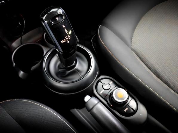 Mini Hatch III (F55/F56) Рестайлинг с пробегом 2018 года, цена 1 715 000 рублей, 81512 км, хэтчбек, Автокод Объявления