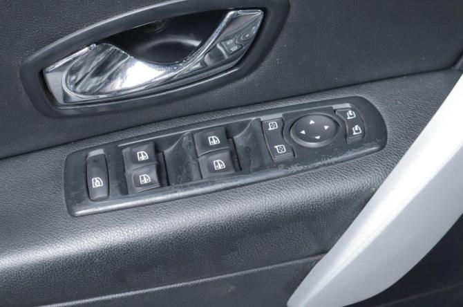 Renault Fluence I Рестайлинг с пробегом 2012 года, цена 379 000 рублей, 340000 км, седан, Автокод Объявления