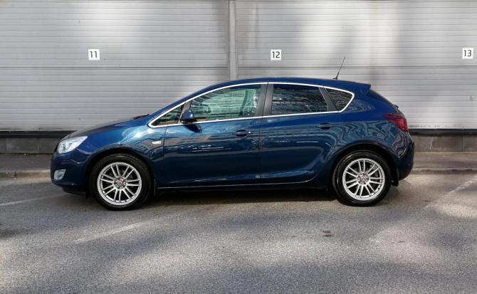 Opel Astra J с пробегом 2012 года, цена 689 000 рублей, 141462 км, хэтчбек, Автокод Объявления