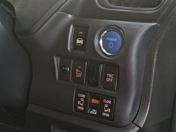 Toyota Voxy III (R80) с пробегом 2014 года, цена 1 650 000 рублей, 237381 км, минивэн, Автокод Объявления