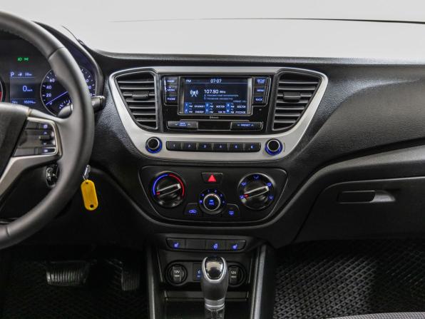 Hyundai Solaris II с пробегом 2018 года, цена 998 000 рублей, 95094 км, седан, Автокод Объявления