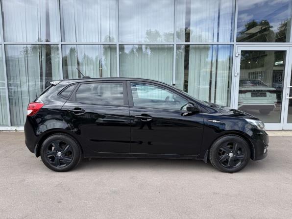 Kia Rio III Рестайлинг с пробегом 2017 года, цена 1 090 000 рублей, 102535 км, хэтчбек, Автокод Объявления