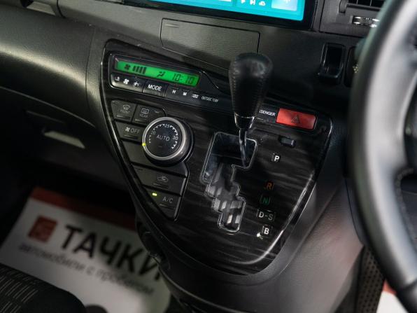 Toyota ISis I Рестайлинг с пробегом 2013 года, цена 1 350 000 рублей, 77884 км, компактвэн, Автокод Объявления
