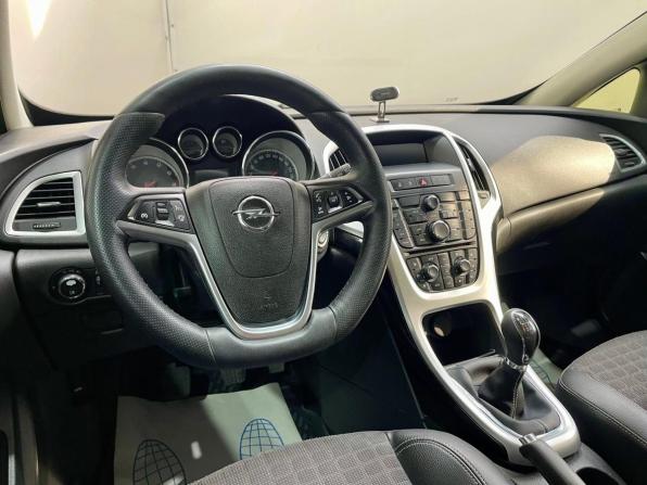 Opel Astra J Рестайлинг с пробегом 2012 года, цена 700 000 рублей, 135955 км, хэтчбек, Автокод Объявления