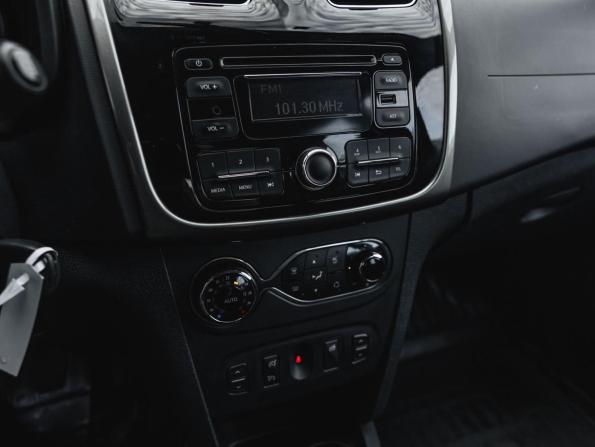 Renault Sandero II с пробегом 2015 года, цена 949 000 рублей, 118202 км, хэтчбек, Автокод Объявления
