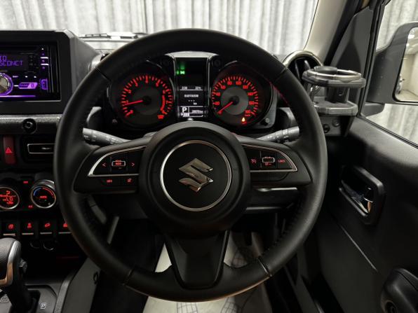 Suzuki Jimny IV с пробегом 2022 года, цена 2 550 000 рублей, 28878 км, внедорожник, Автокод Объявления