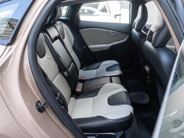 Volvo V40 Cross Country I с пробегом 2013 года, цена 1 335 000 рублей, 156310 км, хэтчбек, Автокод Объявления