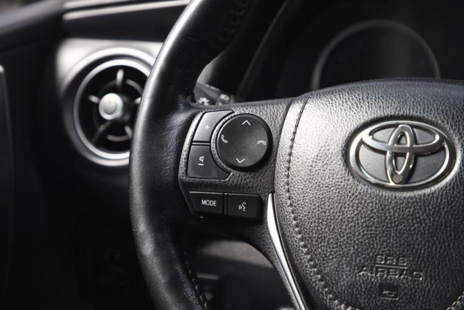 Toyota Corolla XI (E160 E170 E180) Рестайлинг 1 с пробегом 2018 года, цена 1 899 000 рублей, 89000 км, седан, Автокод Объявления
